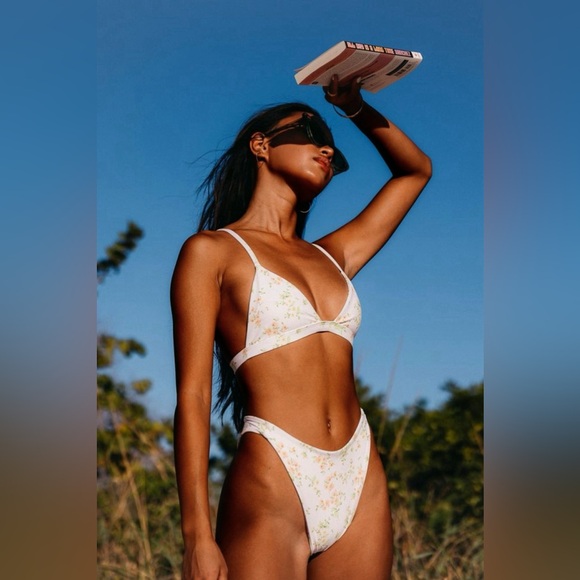 Skatie• ‘Kourtney’ Bikini Top in NAPLES